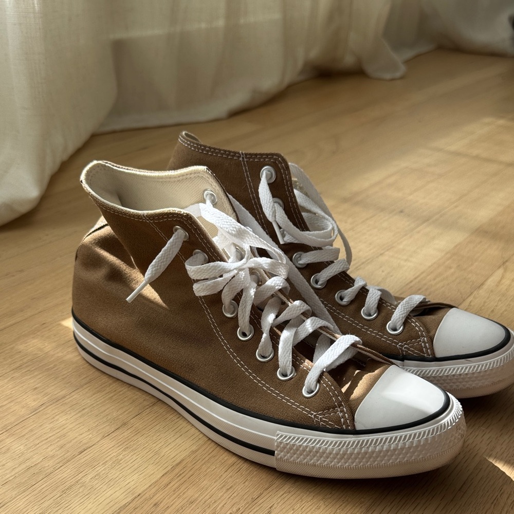 Brown High-Top Converse Sneakees with White Laces